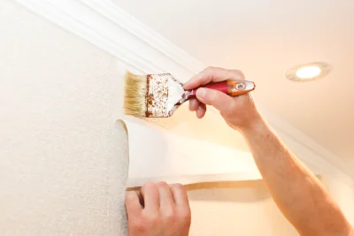 Pose de papier peint à Pietra-di-Verde — revêtements muraux et toiles de verre